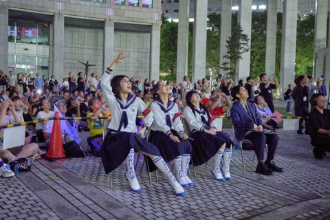 With More Than 2,000 Visitors, ATARASHII GAKKO! and Morimoto of Tontsukatan Lead the Opening-Day Countdown