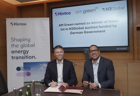 左起：Hintco首席执行官兼H2Global联合创始人Timo Bollerhey和AM Green Ammonia首席执行官Gautam Reddy，共同庆祝AM Green获选为H2Global对德可再生氨供应拍卖亚洲标段的唯一中标方。