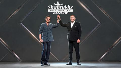 Shah Rukh Khan and Rizwan Sajan Reunite For Shahrukhz Residences by Danube With Gauri Khan-Designed Penthouses (Photo: AETOSWire)

thumbnail Shah Rukh Khan and Rizwan Sajan Reunite For Shahrukhz Residences by Danube With Gauri Khan-Designed Penthouses (Photo: AETOSWire)
