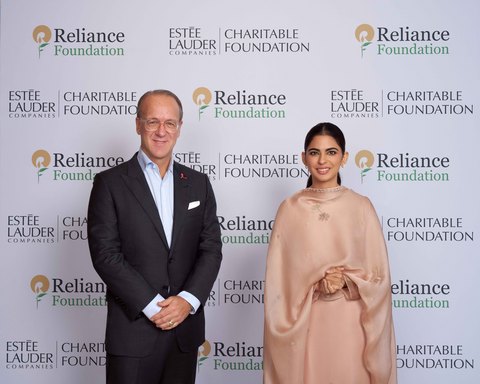 The Estée Lauder Companies总裁兼首席执行官、The Estée Lauder Companies慈善基金会主席Stéphane de La Faverie先生与Reliance Foundation总监Isha Ambani女士。