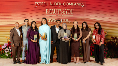 （从左至右）BEAUTY&YOU India 2026获奖者：Goyam Green Tech董事Ajaykumar Mehta、Shriya Rambhia及Dheer Rambhia（BREAKTHROUGH奖）；Laani创始人兼首席执行官Nirja Bhatt（GROW奖）；Boldpurity首席执行官Khatija Shabana及董事Syed Mohammad Fouzan（IMAGINE奖）；Agapi Sikkim创始人Rinzing Choden Bhutia（远见女性奖）；以及De Icebreaker Creative Studio创始人兼创意总监Pankti Sheth（DESIGN奖）。