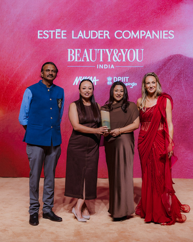 （从左至右）印度工业与国内贸易促进局（DPIIT）Startup India辅秘Shri Ateesh Kumar Singh；远见女性奖得主、Agapi Sikkim创始人Rinzing Choden Bhutia；以及The Estée Lauder Companies欧洲、英国及爱尔兰和新兴市场（EUKEM）总裁Nadine Graf。