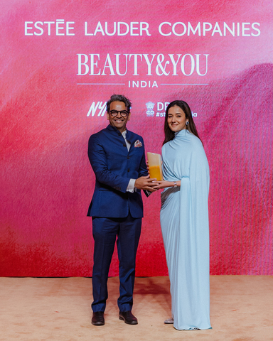 The Estée Lauder Companies执行副总裁兼首席财务官Akhil Shrivastava与BEAUTY&YOU India 2026 GROW奖得主、Laani创始人兼首席执行官Nirja Bhatt合影。