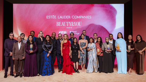 BEAUTY&YOU India 2026获奖者与该计划评委在孟买颁奖活动上合影，共同庆祝BEAUTY&YOU India迎来第五年。

