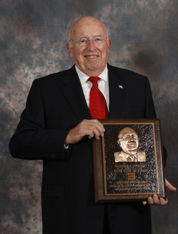 爱科的Robert J. Ratliff于2014年进入设备制造商协会(Association of Equipment Manufacturers, AEM)“名人堂”(Hall of Fame)。（照片：美国商业资讯）