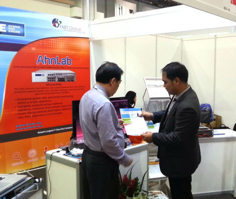 AhnLab and Synetcom Philippines introduced AhnLab MDS at the CommunicAsia 2014 (Photo: Business Wire)
