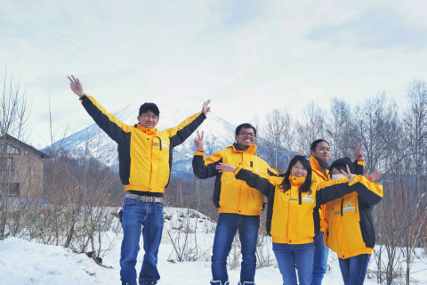 Shopper and Delivery bees in honestbee Niseko (Photo: Business Wire) 