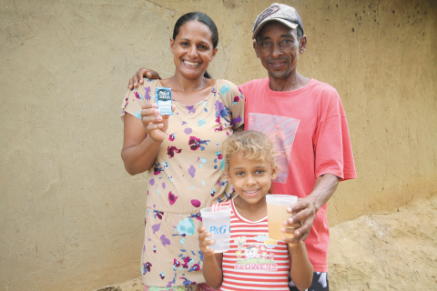 寶僑CSDW計畫贈送第70億公升潔淨飲用水給Claudia和Gilberto Pereira Barbosa及其四個孩子。該贈送行動是在當地合作夥伴ChildFund的協助下，在Jequitinhonha Valley 地區Araçuai 社區附近進行的。這個家庭生活在巴西東南地區乾旱、佈滿灰塵的鄉村環境下，多年來都是飲用從其唯一水源中獲得的水——附近一條受污染的河流。（照片：美國商業資訊）

