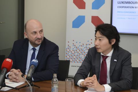 （从左到右）：卢森堡大公国副总理兼经济部部长Etienne Schneider；ispace首席执行官 Takeshi Hakamada（照片：美国商业资讯）

