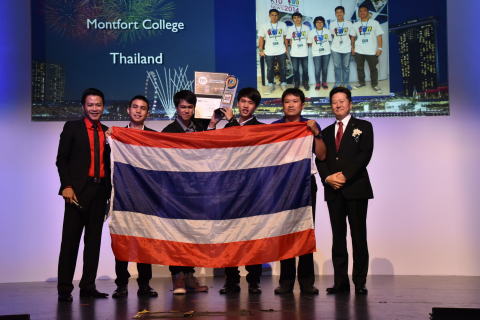 評審委員會大獎得獎者-泰國學生與松下電器產業株式會社東南亞和大洋洲總代表西田亨先生 (照片：美國商業資訊) 