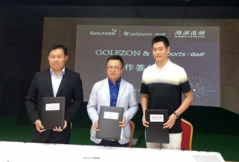 GOLFZON（总裁 张圣源，www.golfzonsimulator.com）公布了GOLFZON 与中国互联网龙头企业乐视视频旗下公司乐视体育的市场合作协议的签约仪式。从左至右 GOLFZON CHINA 总经理郑完镇先生，乐视体育高网事业部副总经理黄庆先生，王海滨国际击剑俱乐部执行总裁王盟先生。 (照片：美国商业资讯) 