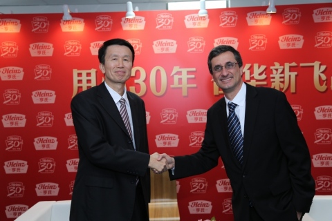 握手：佛山市委书记刘悦伦与亨氏公司首席执行官Bernardo Hees（照片：美国商业资讯） 