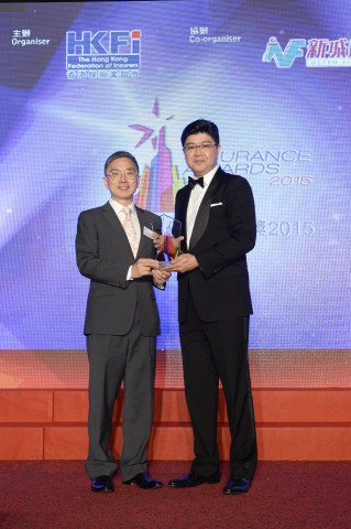 香港大都會人壽行政總裁楊斌官先生（右）代表香港大都會人壽接受「傑出新媒體市場策略大獎」。(照片：美國商業資訊) 