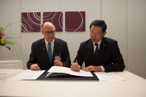 (Left) Anton S.Huber, CEO of the Digital Factory Division at Siemens AG, and (Right) Hiroyuki Aota, Executive Officer of Panasonic Corporation, at the Signing Ceremony (Photo: Business Wire)