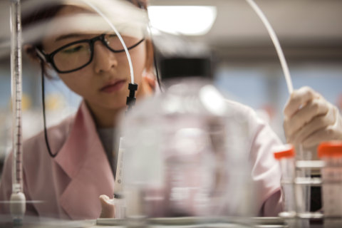 An engineer at the Samsung Bioepis R&D Center (Photo: Business Wire) 