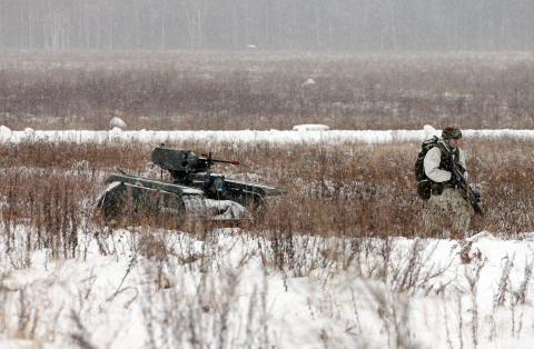 配合愛沙尼亞防衛部隊士兵展開行動的THeMIS ADDER。 