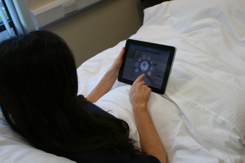 患者正使用MEDIVista MOBILE存取多種服務，包括電視直播和隨選電影（照片：美國商業資訊） 