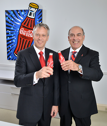 可口可乐公司总裁兼首席运营官James Quincey与董事长兼首席执行官Muhtar Kent并肩站立。 Quincey  将于2017年5月1日正式接替Kent担任首席执行官。（照片：美国商业资讯）