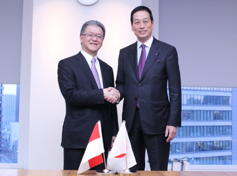 Masahiko Uotani, President and CEO of Shiseido (right) shakes hands with Franky O. Widjaja, Vice Chairman of Sinar Mas upon establishment of new joint venture company. (Photo: Business Wire) 
