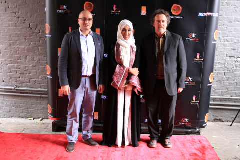 《The Tainted Veil》联合导演(从左到右)Mazen Al Khayrat - Nahla Al Fahad - Ovidio Salazar(照片:美国商业资讯)