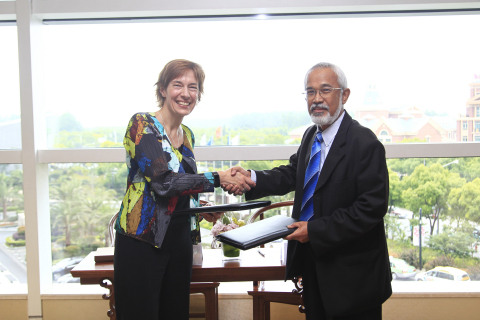 GSMA與馬來西亞多媒體大學合作開設「融合電信政策和法規」研究所課程 - GSMA總幹事Anne Bouverot和馬來西亞多媒體大學管理學研究所所長Osaman Mohamad博士簽約（照片：美國商業資訊）