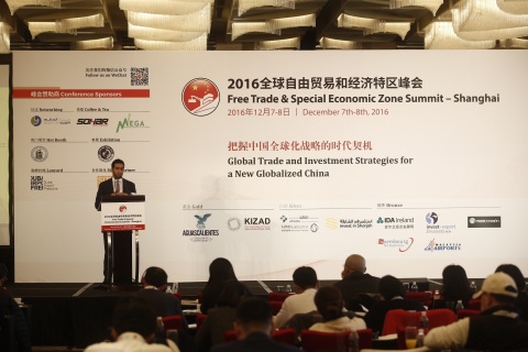 Mohammad Al Musharrkh在访华期间参加上海商务峰会（照片：美国商业资讯） 