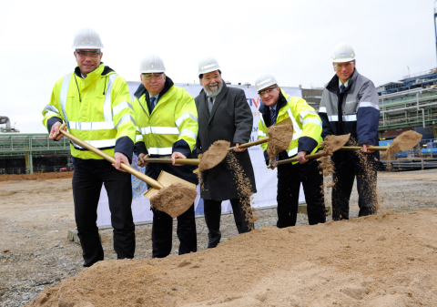 Matthias Steiner, Richard Owins, Jack Boss, Ernst Grigat and Bernhard Marewski break ground for Momentive's new NXT Silane plant in Leverkusen, Germany. (Photo: Business Wire)