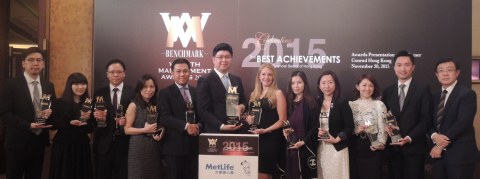 香港大都會人壽行政總裁楊斌官先生（左六）與團隊出席《指標財富管理大獎2015》頒獎典禮。(Photo: Business Wire) 