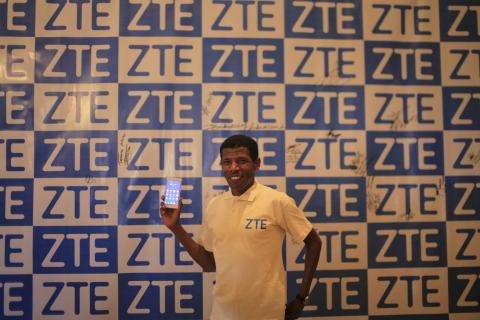 Olympic hero Haile Gebrselassie sporting ZTE smartphone (Photo: Business Wire)
