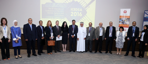 主辦者和主題演講嘉賓在ICEDSA 2016大會上合影（照片：ME NewsWire）