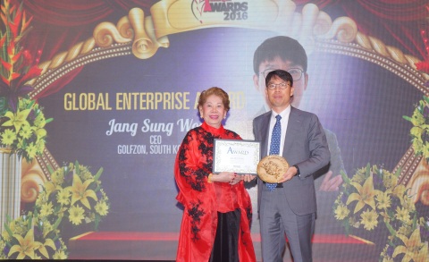 Jang Sung Won, CEO of GOLFZON (right) was selected as the 'Most Powerful People In Golf 2016' by Asia Pacific Golf Group in recognition of his leadership in popularizing golf through screen golf and affirmative ripple effect in expanding the base of golf population. The award presentation ceremony was held on October 30 in Thailand. (Photo: Business Wire)