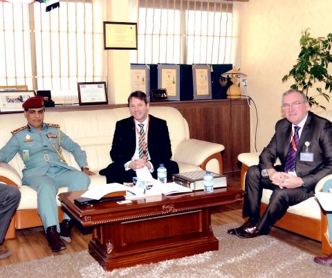 Abdul Rahman Al Hammadi上校与Mark Gilmore先生在会面中（照片：美国商业资讯）