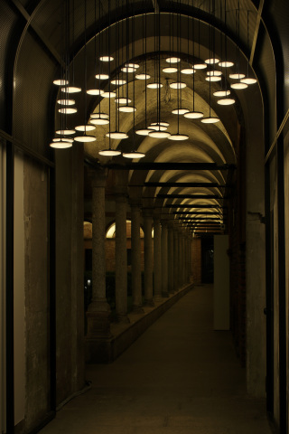 50 surface-emitting LED lamps are suspended from the ceiling in the entrance to the corridor that surrounds the courtyard. (Photo by Satoshi Shigeta)
