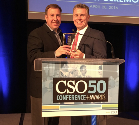 昆泰首席資訊安全官Charles Newberry（右）領取CSO50大獎。（照片：美國商業資訊）