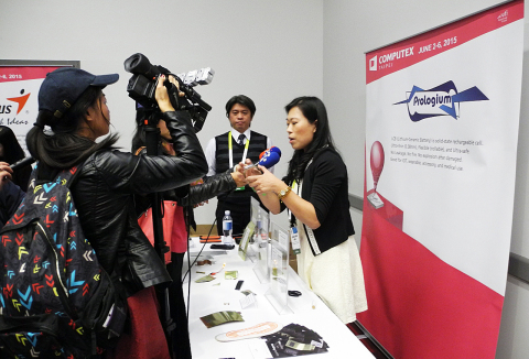厂商在“Taiwan in Focus国际记者会”上接受媒体采访。（照片：美国商业资讯） 