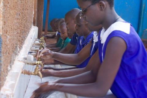烏干達一所學校的孩子們在上課前洗手。（照片：美國商業資訊） 