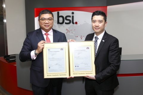 ISO 27001和ISO 27017颁证仪式，从左至右：Long Data Technology Limited执行董事Alex Hung先生，BSI香港办事处总经理Enoch Lee先生（照片：美国商业资讯） 
