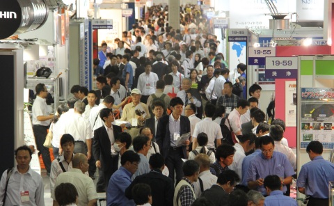 Manufacturing World Osaka 2014 - 擠滿參觀者的通道（照片：美國商業資訊） 