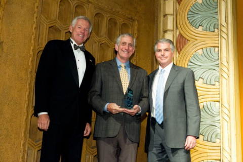 波特蘭港執行總監Bill Wyatt（左）、波特蘭市長Charlie Hales（中）、AIMCO首席執行長/總裁Doug Hall（右）（照片：美國商業資訊） 