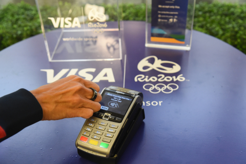 此Visa支付指环是首个支持NFC的令牌化支付手环，由Visa为参加2016年里约奥运会和残奥会的Visa队运动员们特别打造。（照片：美国商业资讯）