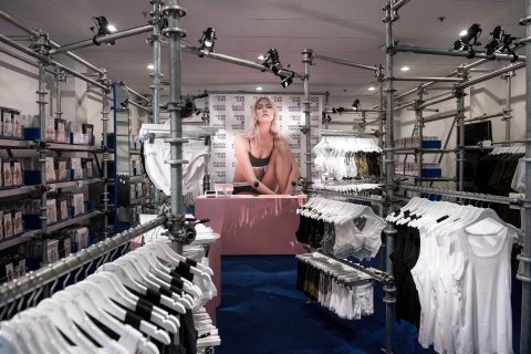 Calvin Klein, Inc.宣佈與Amazon Fashion攜手推出假日零售體驗 