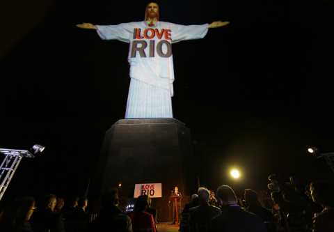 里约热内卢标志性名胜基督像(Cristo Redentor)，以及开幕式当晚雕像上的ILOVERIO标志。（照片：美国商业资讯）