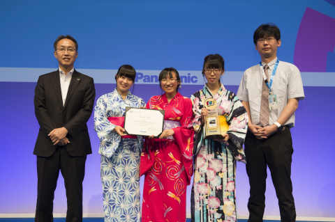 松下公司执行官Satoshi Takeyasu（最左边）与中学组类别的最高奖得主、来自日本（福岛）的学生合影留念。（照片：美国商业资讯） 