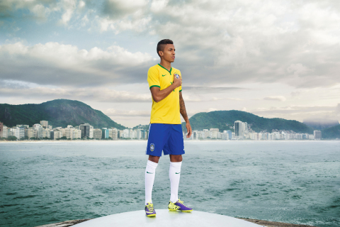 Luiz Gustavo unveils NIKE's new Brasil Kit today in Rio. (Photo: Business Wire)