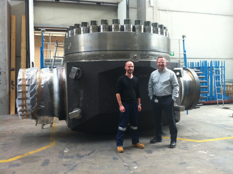 McDermott首席管道工程師Wojciech Zmudzinski（右）與INPEX Ichthys專案代表在義大利的一家工廠檢查閥門製造。（照片：美國商業資訊）