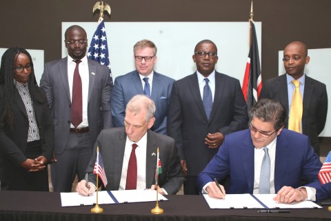 美國駐肯亞大使Robert F. Godec代表美國貿易和開發署與Xago Africa董事總經理Paul W. Webb簽署撥款協定。（照片：美國商業資訊） 