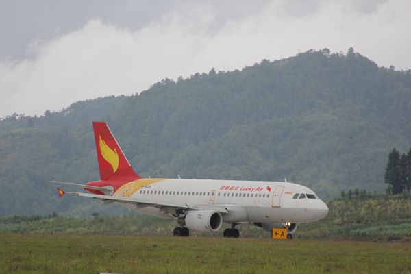 祥鹏航空空客A319飞机成功落地腾冲机场